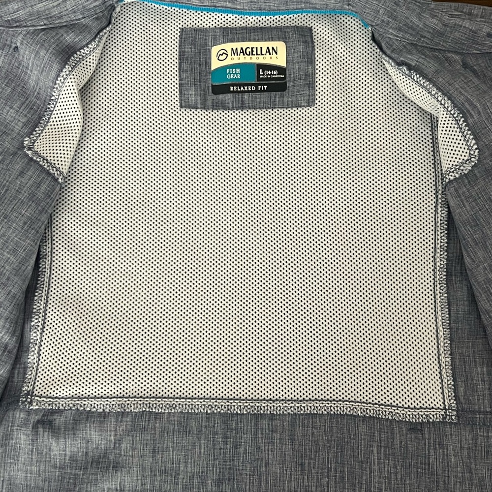 Magellan Outdoors Fish Gear Heathered blue button down shirt. Boys YL (14-16) - Picture 3 of 6